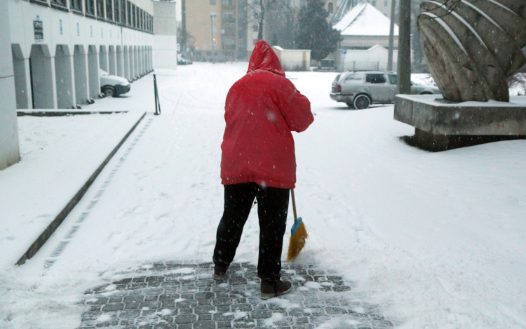 Szinte mindenhol hóesés várható, délen ónos esőre is számítani kell