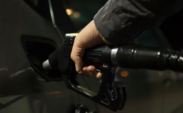 További három hónappal meghosszabbítja a benzinárstopot a kormány