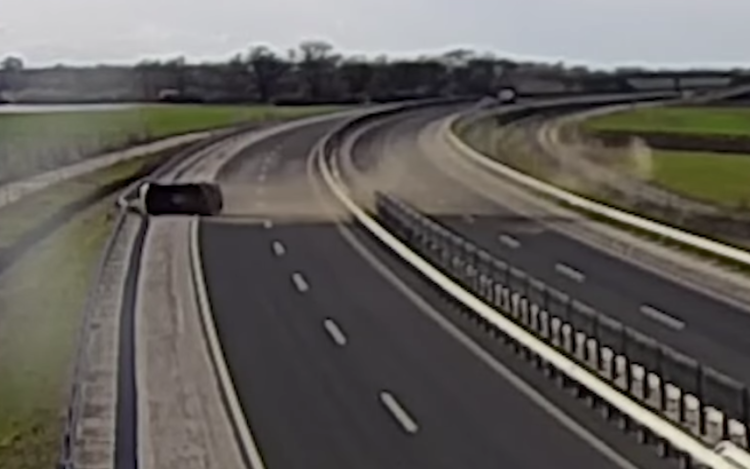 Szalagkorlátnak csapódott az M85-ösön, az első autós simán elhajtott mellette - Videó