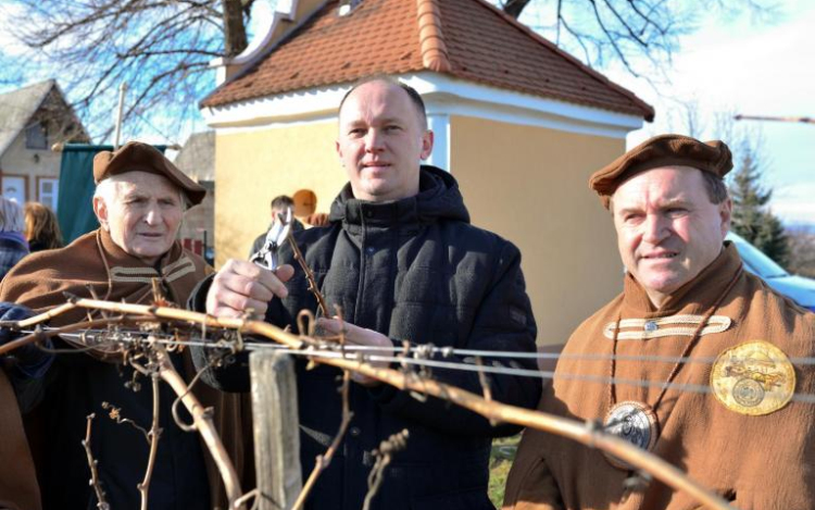 Vince napi vesszővágással jósolták meg az idei termést Móron