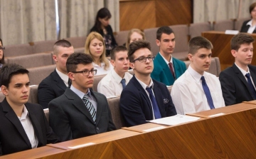 Ösztöndíj pályázat középiskolásoknak és a felsőoktatásban tanulóknak Székesfehérváron