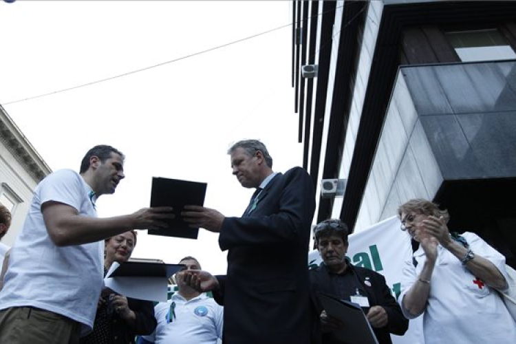 Petíciókat adtak át az államtitkárnak a tüntető egészségügyi dolgozók