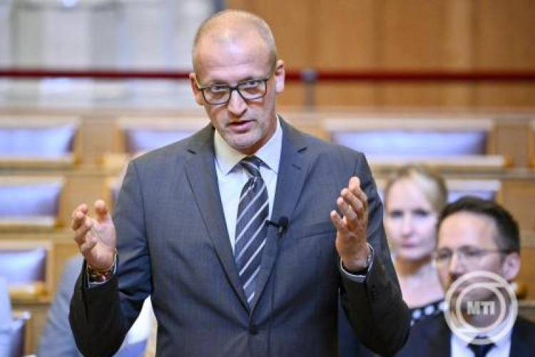 Tarr Zoltán: a forrásokat mostantól nem túlárazott presztízsberuházásokra fordítjuk