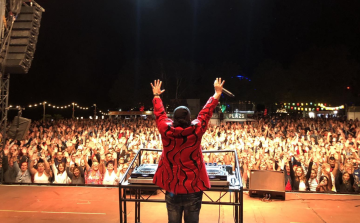 Skoda ablaktörlőből diszkófény, orsós magnóból zenei karrier