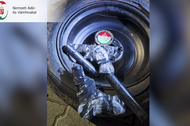 Lőfegyvereket és hangtompítókat találtak a pénzügyőrök egy albán autóban